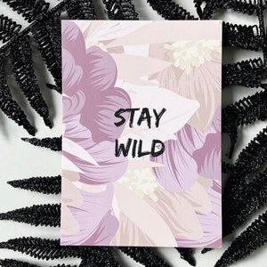Stay Wild - Cartolina grafica. Scheda illustrativa. Scheda grafica. Cartolina impertinente. Citazione della carta. Scheda con citazione impertinente. Fiori retrò