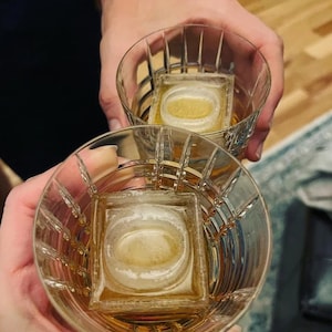 Molde personalizado para cubitos de hielo de 2 pulgadas, molde para hielo con letras, molde para hielo de whisky con iniciales, molde para hielo para cócteles, regalo para bodas, inauguración de la casa, día del padre, cumpleaños