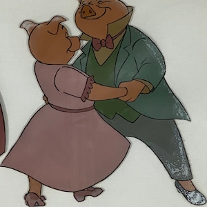 Pu&ograve; includere: Un celluloide di animazione vintage con due maiali antropomorfi che ballano. Il maiale maschio indossa una giacca verde, un gilet e un papillon. La femmina indossa un vestito rosa. L'opera d'arte ha un aspetto dipinto a mano con pennellate visibili e uno sfondo chiaro.