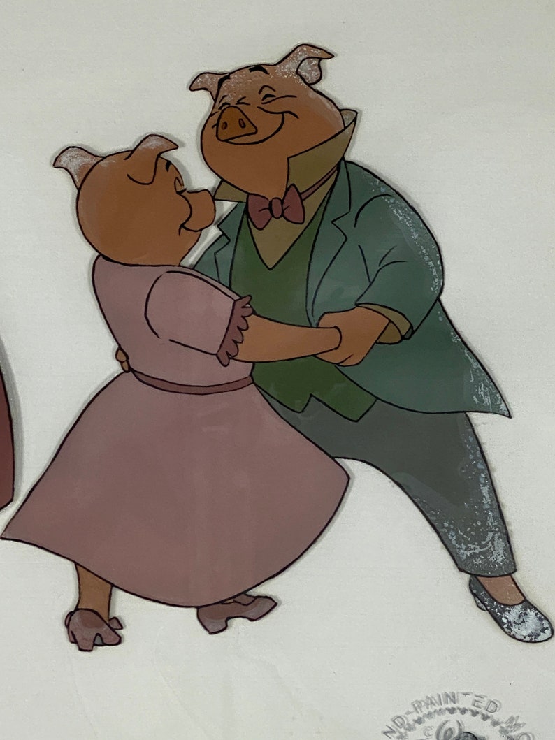 Pu&ograve; includere: Un celluloide di animazione vintage con due maiali antropomorfi che ballano. Il maiale maschio indossa una giacca verde, un gilet e un papillon. La femmina indossa un vestito rosa. L'opera d'arte ha un aspetto dipinto a mano con pennellate visibili e uno sfondo chiaro.
