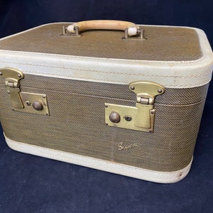 Vintage Skyway Train Case/ Vintage Suitcase/ 1950s Luggage/ Cosmetic Case/ Carry On Luggage