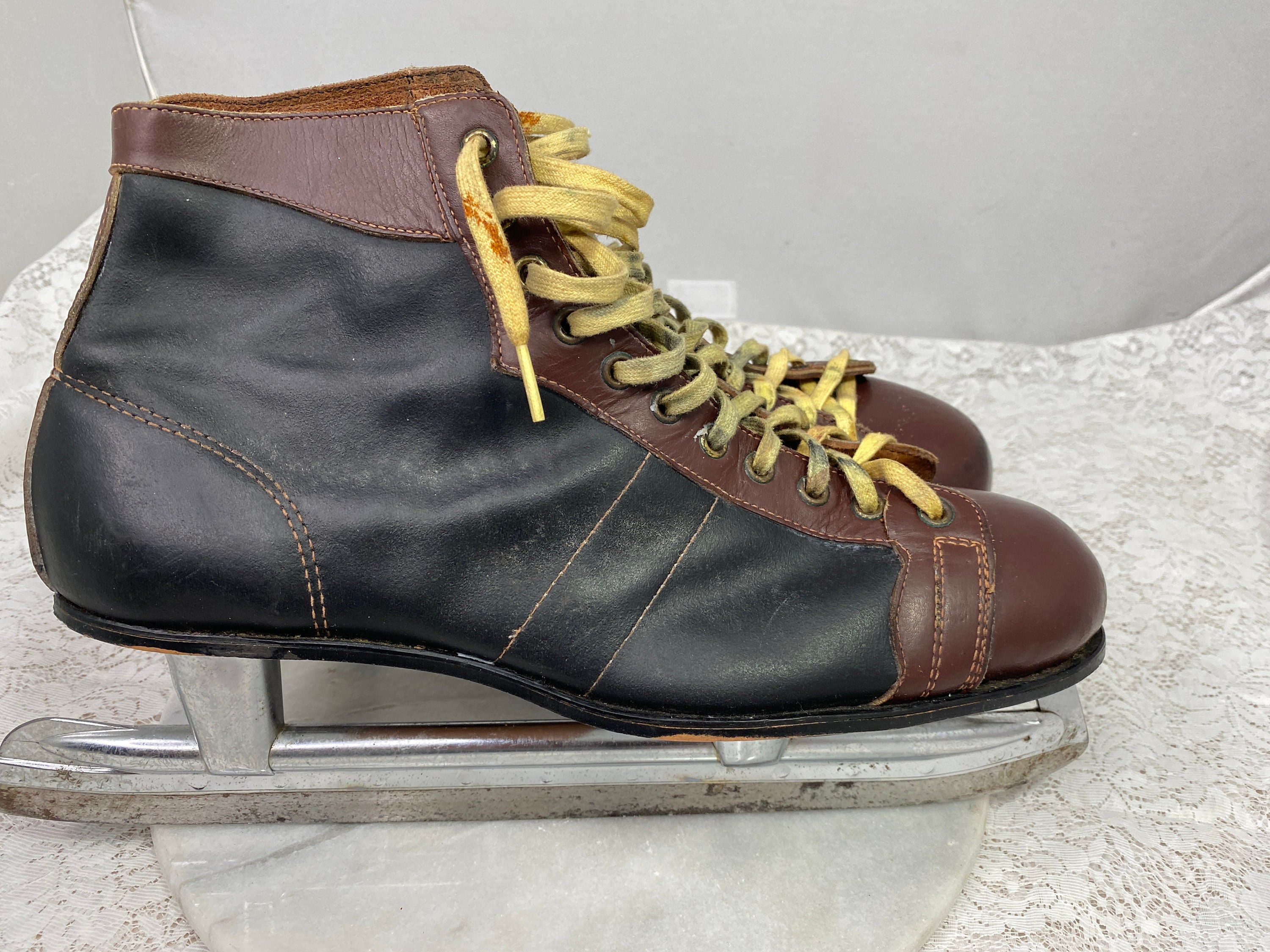 Vintage Johnsons Duro Hockey Ice Skates – Size 10 – Original Box – 1953 1953 Johnson Duro Hard Toe Hockey Skates - Men main image 2