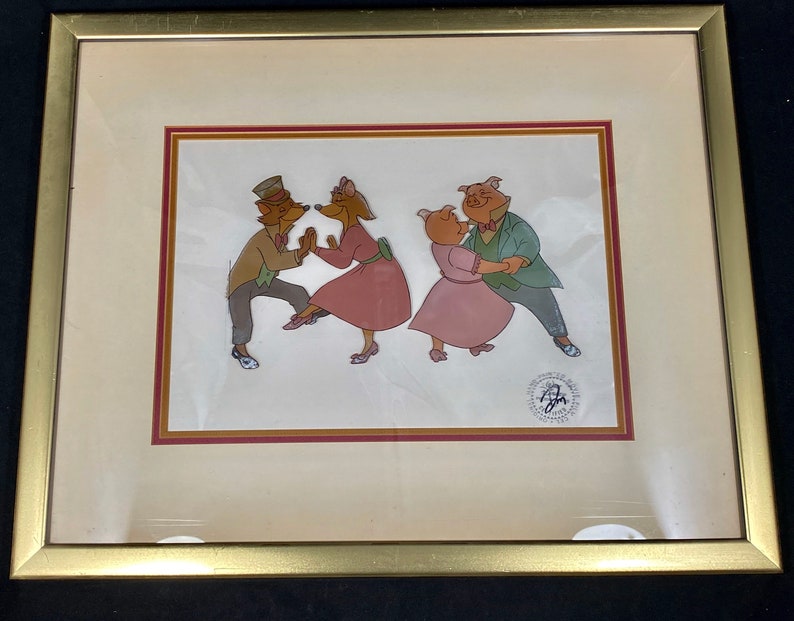 Pu&ograve; includere: Cellula di animazione incorniciata con quattro personaggi dei cartoni animati che ballano. Due sono volpi in abito formale e due sono maiali in abiti rosa e giacche verdi. L'opera d'arte &egrave; ambientata su uno sfondo color crema con una cornice dorata.
