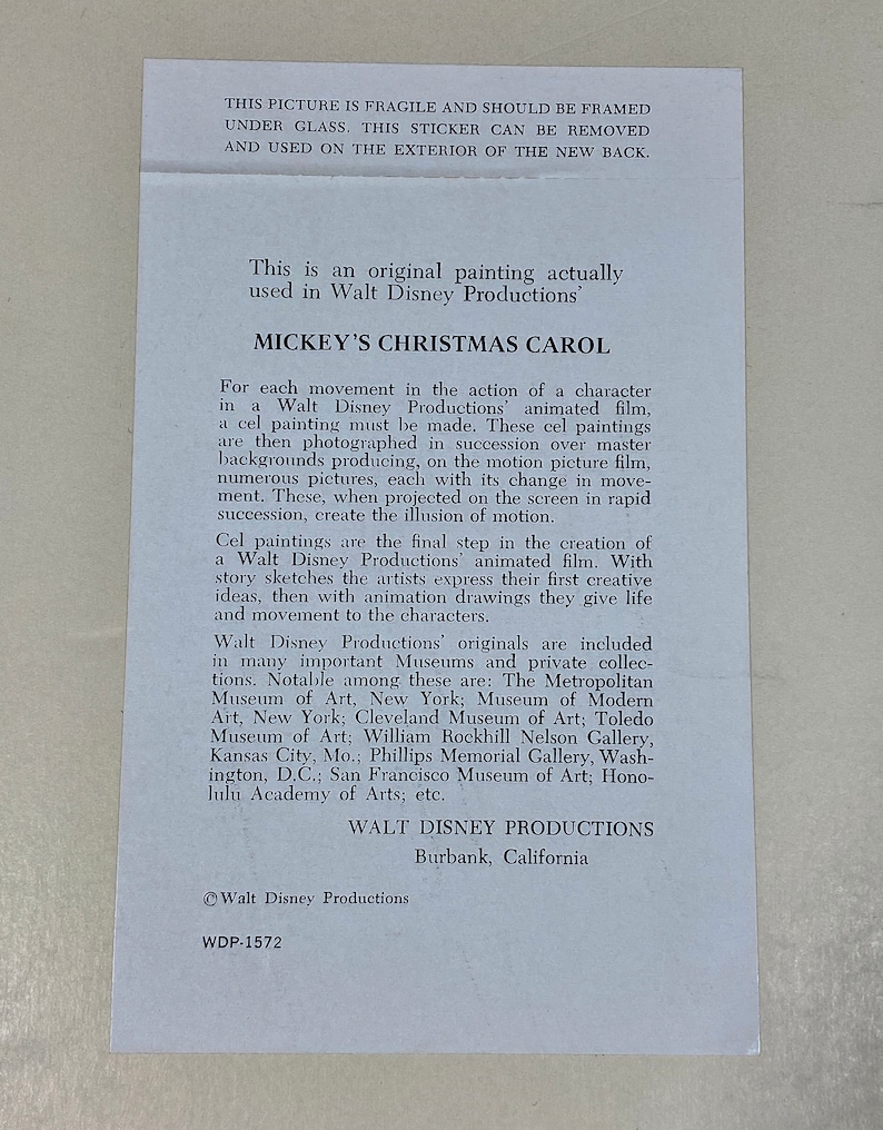 Pu&ograve; includere: Un foglio di carta bianco con testo su Mickey's Christmas Carol di Walt Disney Productions. Il testo descrive il processo di animazione, inclusi i dipinti su celluloide e il loro ruolo nella creazione dell'illusione del movimento.