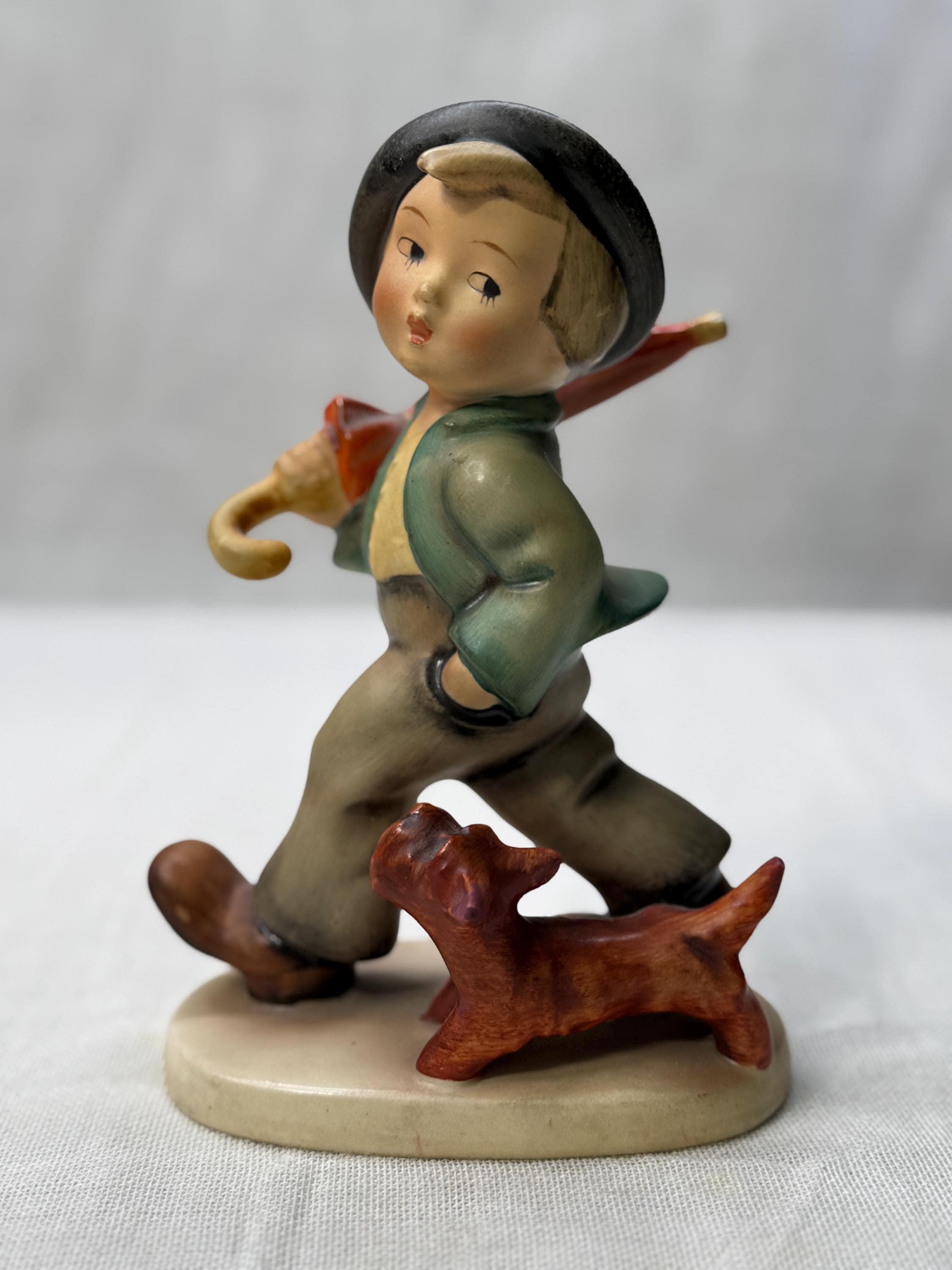 アンリ 木彫り人形 Boy with Dove & Umbrella Hummel Figurine: 