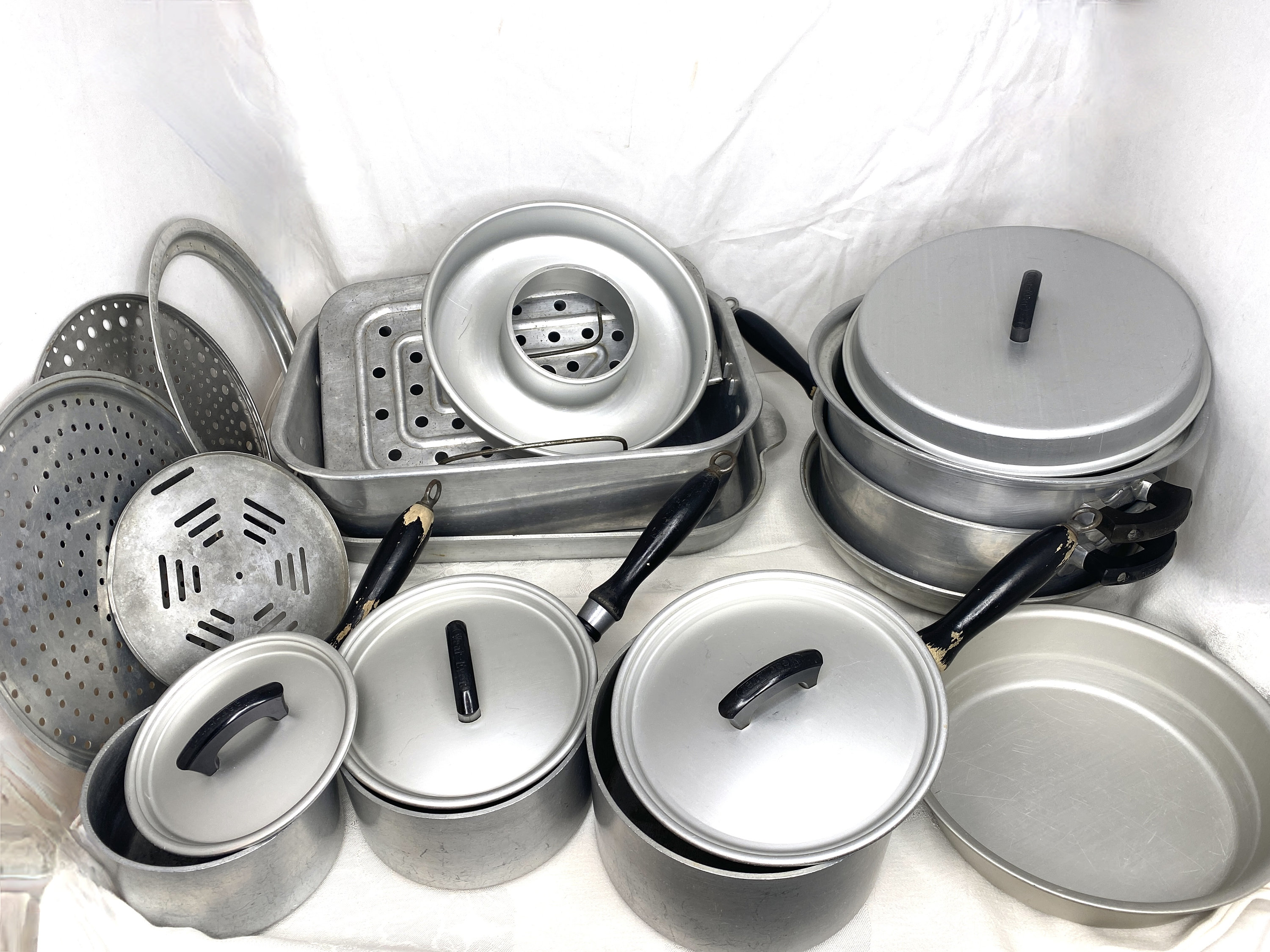 Wear Ever 8 Piece Set Aluminum Pots Vintage Made In USA 751 752 753
