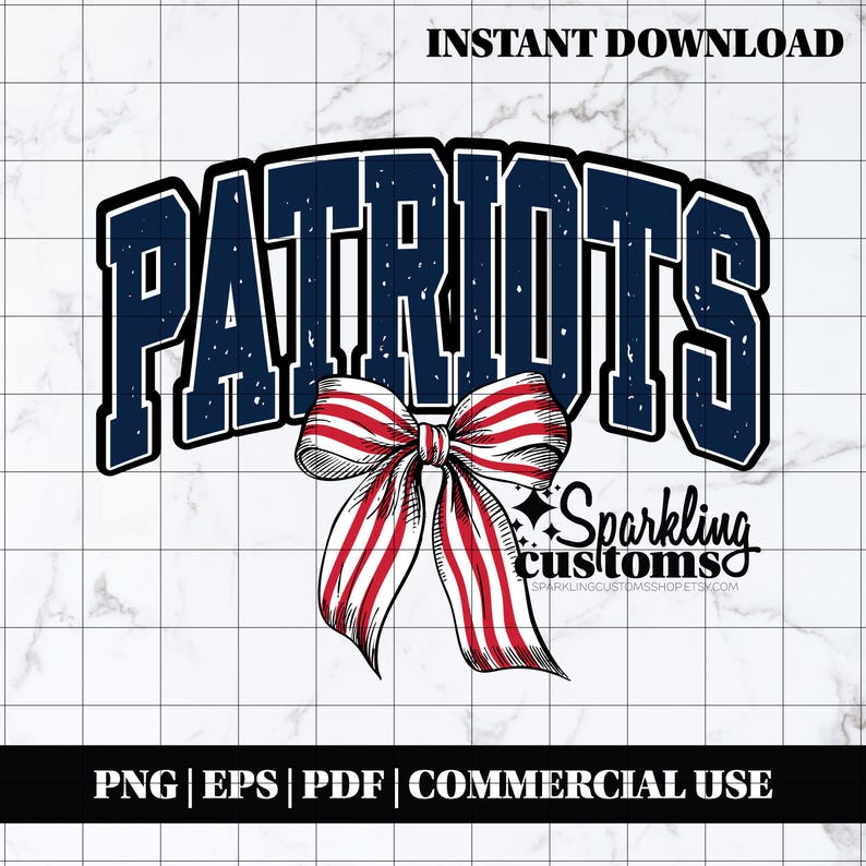 Puede incluir: Un dise&ntilde;o digital con la palabra "PATRIOTS" en azul marino con un contorno blanco, sobre un lazo rojo, blanco y azul. El dise&ntilde;o incluye el texto "INSTANT DOWNLOAD" y "Sparkling customs" con informaci&oacute;n del tipo de archivo.