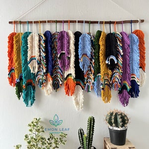Pendurado em Macramê Rústico com Penas: Decoração Boho Colorida para Casa
