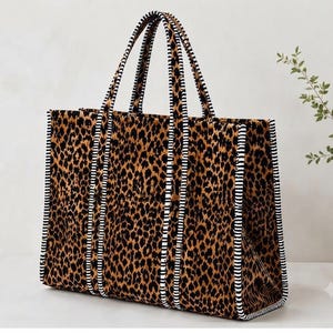 Handgesteppte Tragetasche aus Baumwolle mit Leopardenmuster, gestreifte Henkel, Boho-Wochenendtasche, Strandtasche mit indischem Blockdruck