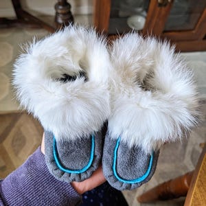 Baby Mokassins, Handgefertigt, 9-11 cm Fußlänge, Elchleder und Kaninchenfell, Neugeborene, 0-6 Monate