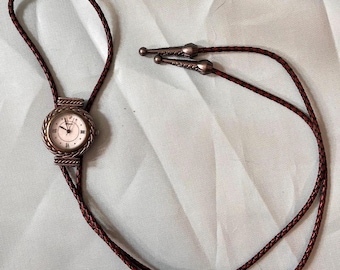 Corbata bolo con reloj antiguo