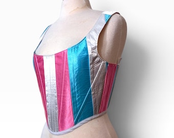 Corset Transcendence | Top Corset Artesanal Orgulho Trans | Moda LGBTQ+ Rosa, Azul e Prata Y2K | Corset Único Artesanal