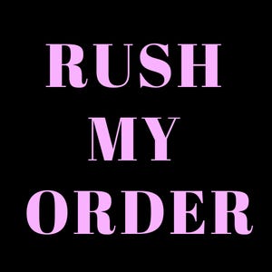 Puede incluir: La frase "RUSH MY ORDER" se muestra en texto rosa claro sobre un fondo negro. Las palabras están dispuestas verticalmente, utilizando una fuente sans-serif en negrita. El diseño es simple y directo.