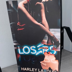 Cópia anotada de Losers Parte 1 por Harley Laroux | picante por que escolher romance tabu, romance de harém reverso, leitura de livro anotado em dupla comigo