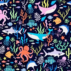Peut inclure: Un motif color&eacute; et r&eacute;p&eacute;titif repr&eacute;sentant diverses cr&eacute;atures marines, notamment des poissons, des m&eacute;duses, des baleines et des pieuvres. Le fond est bleu fonc&eacute; avec des points blancs. Ce motif est parfait pour le tissu, le papier peint ou le papier d'emballage.