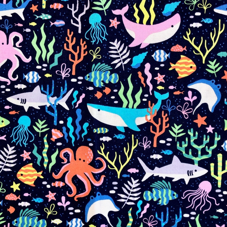 Peut inclure: Un motif color&eacute; et r&eacute;p&eacute;titif repr&eacute;sentant diverses cr&eacute;atures marines, notamment des poissons, des m&eacute;duses, des baleines et des pieuvres. Le fond est bleu fonc&eacute; avec des points blancs. Ce motif est parfait pour le tissu, le papier peint ou le papier d'emballage.