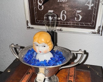 Lámpara de cuenco con cabeza de muñeca
