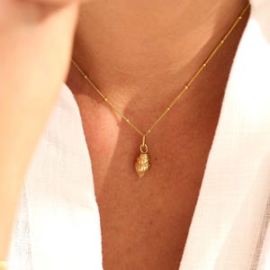 Gouden sierlijke schelphangerketting, cadeau strandliefhebber, handgemaakt in het Verenigd Koninkrijk
