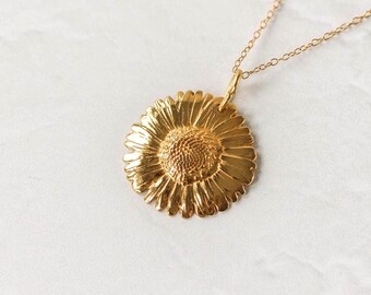 ゴールドデイジーペンダントネックレス：4月の誕生月の花の夏のジュエリーギフト