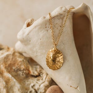 Halsband med hänge i guld med snäckskal: Handgjord smyckeskedja med statementmotiv, mors dag-present.