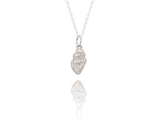 Elegant silverhalsband med snäcksnäcka: Strandinspirerade smycken till mors dag, mors dag-present.