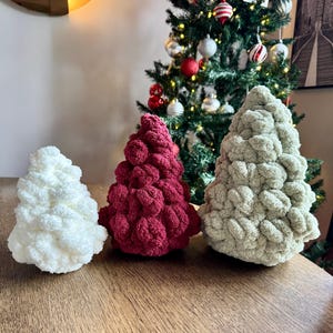 Árvore de Natal de Chenille Tricotada à Mão: Decoração de Festas Recheada