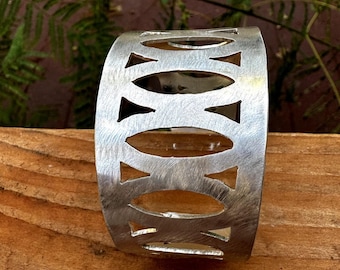 Bracciale rigido in argento sterling con motivo ritagliato