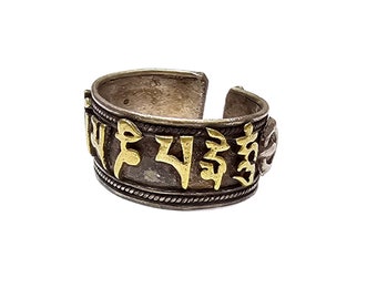 Bague tibétaine unisexe en argent avec mantra bouddhiste plaqué or « Ohm Mani Padme Hum » en langue tibétaine, taille réglable, fabriquée à la main au Népal