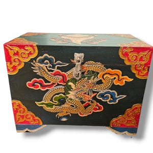 TAMAÑO GRANDE - Baúl/caja tradicional tibetana de madera, pintado a mano con símbolos de loto tibetanos y colores Thangka del Himalaya, hecho a mano en Nepal