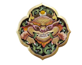 31 cm, tibetischer Wandbehang aus Holz, handgeschnitzt mit dem buddhistischen Schutzsymbol CHEPPU, handbemalt mit Thangka-Farben, handgefertigt in Nepal