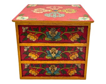 25 x 28 cm, traditionell tibetansk träbyrå med 3 lådor och buddhistiska symboler, handmålad med Thangka-färger, handgjord i Nepal