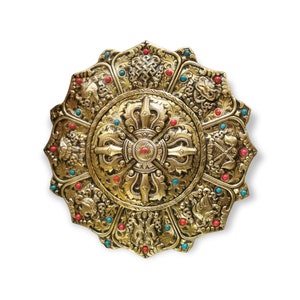 39 cm, tibetischer Messing-Wandbehang, handgeschlagen mit buddhistischem Symbol Doppel-Dorjee/Vajra, Ashtamangala-Symbolen und Steinen, handgefertigt in Nepal