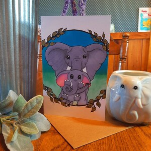 Elephant Hugs, Fine Art Grußkarte, Innen leer, Karte für alle Anlässe, A9 Größe, handillustrierte Grußkarte, Elefantenkarte