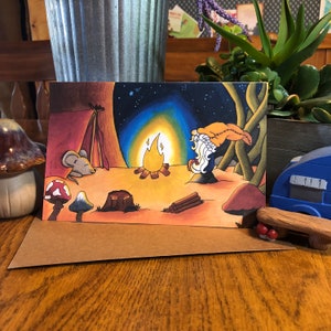 Gnomo de camping, tarjeta de felicitación de bellas artes, tarjeta de gnomo, interior en blanco, tarjeta para todas las ocasiones, tamaño A9, tarjeta de felicitación ilustrada a mano, tarjeta de setas