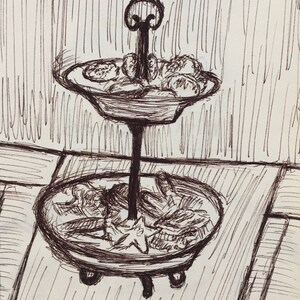 Może przedstawiać: Dwupiętrowy stojak do serwowania z czarną metalową ramą i dwoma okrągłymi tacami. Tace są wypełnione małymi, okrągłymi przedmiotami, które wyglądają jak ciasteczka lub cukierki.