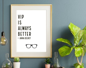 Stampa artistica con citazione "VIP" di Anna Delvey: decorazione murale alla moda (arte digitale)
