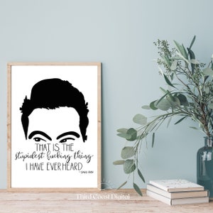 Pu&ograve; includere: Stampa d'arte stampabile in bianco e nero con una silhouette di David Rose dello show televisivo Schitt's Creek. La citazione "That is the stupidest fucking thing I have ever heard" &egrave; scritta sotto la silhouette. La citazione &egrave; attribuita a David Rose.