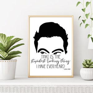 Pu&ograve; includere: Stampa d'arte stampabile in bianco e nero con una silhouette di David Rose dello show televisivo Schitt's Creek. La citazione "That is the stupidest f***ing thing I have ever heard" &egrave; scritta sotto la silhouette. La citazione &egrave; attribuita a David Rose.