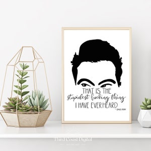 Pu&ograve; includere: Stampa d'arte stampabile in bianco e nero con una silhouette di David Rose dello show televisivo Schitt's Creek. La citazione "THAT IS THE stupidest fucking thing I HAVE EVER HEARD - DAVID ROSE" &egrave; stampata sotto la silhouette.
