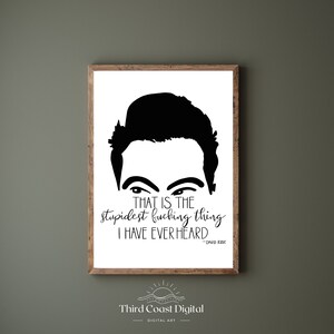 Pu&ograve; includere: Stampa d'arte stampabile in bianco e nero con una silhouette di David Rose dello show televisivo Schitt's Creek. La citazione "THAT IS THE stupidest fucking thing I HAVE EVER HEARD - DAVID ROSE" &egrave; stampata sotto la silhouette.