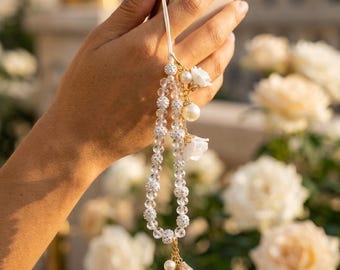 Ciondolo per cellulare con strass e perline floreali, elegante accessorio per telefono bianco e oro, regalo chic per smartphone.