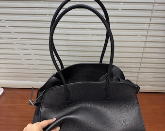 Minimalistische East West Tote aus genarbtem Leder, weiche, strukturierte Schultertasche (Taupe, Braun, Schwarz)