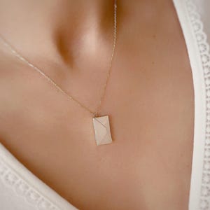 Collar de oro macizo de 14 k, collar con dije de sobre de oro amarillo, amuleto de la suerte, collar personalizado con texto grabable, regalo para el Día de la Madre