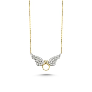 Pu&ograve; includere: Una collana d'oro con un ciondolo a forma di ala d'angelo tempestato di diamanti e con un anello al centro.