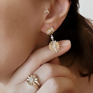 14K Solid Gold  Daisy Earrings, Yellow Gold Flower Earring, Gold Dangle Earrings, Hanging Flower Earrings, Daisy Jewelry, Gold Pair Earring