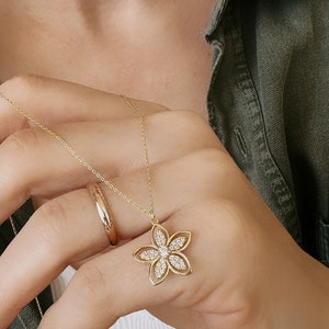 14 Carat Gold Daisy Necklace, 14 Carat Flower Necklace, Solid Gold Necklace, Charm Choker, Gold Medallion, Flower Pendant, Mother's Day