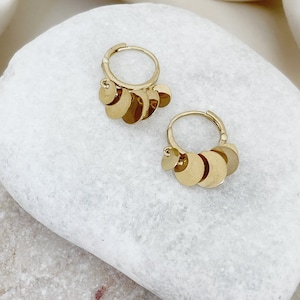 Disc bungelende Infinity Huggie-oorbellen, 14K gouden oorbellen, elegante minimalistische oorbellen, 14K oorringen, 14K sieraden, kerstcadeau