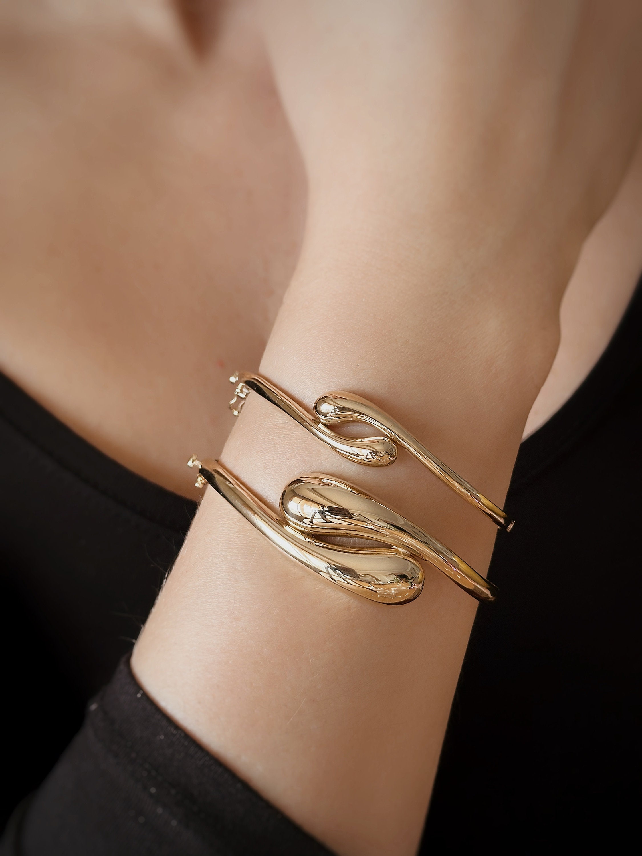 14K Solid Gold Drop Model Bracelet,shake Hands Cuff Bracelet