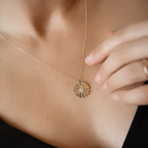 14K Solid Gold Daisy Necklace, Minimalist Flower Necklace in 14K Gold, Flower Necklace, Solid Gold Necklace, Charm Choker, Gold Medallion