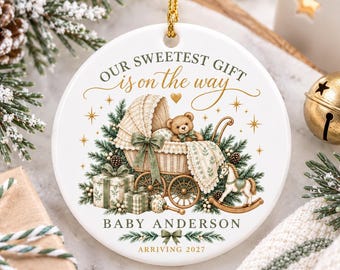 Adorno personalizado para anunciar el embarazo 2026, adorno navideño "Bebé en camino", regalo para futuros padres, adorno "Nuestro regalo más dulce"
